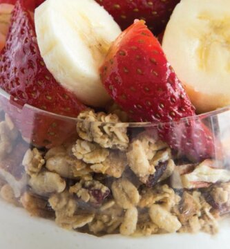 yogur griego con granola y fruta