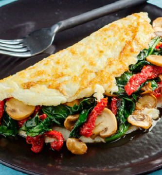 Omelette de 2 huevos con espinacas y champiñones