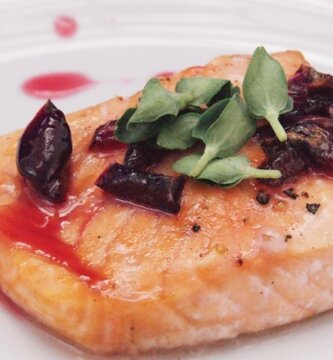 Salmón al horno con cerezas