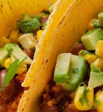Tacos de quinoa con frijoles, verduras salteadas y aguacate.