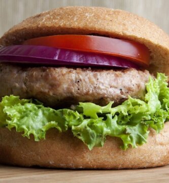 hamburguesa vegetariana con pan integral, quinoa y pico de gallo.