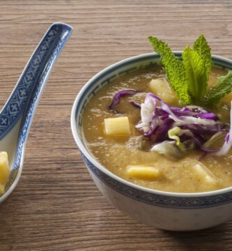 Sopa de verduras con piña